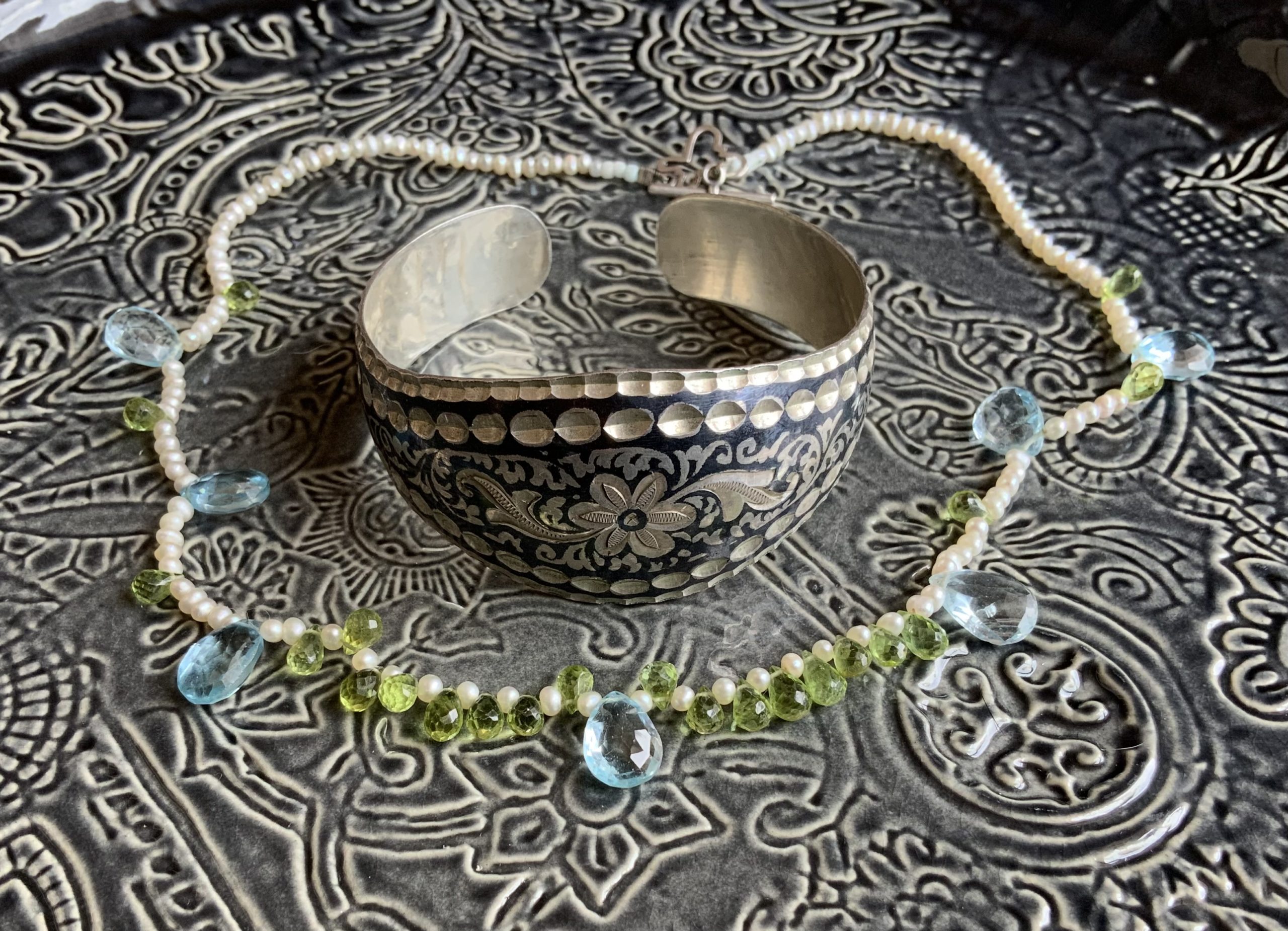 Blue topaz, peridot and fresh water pearls necklace